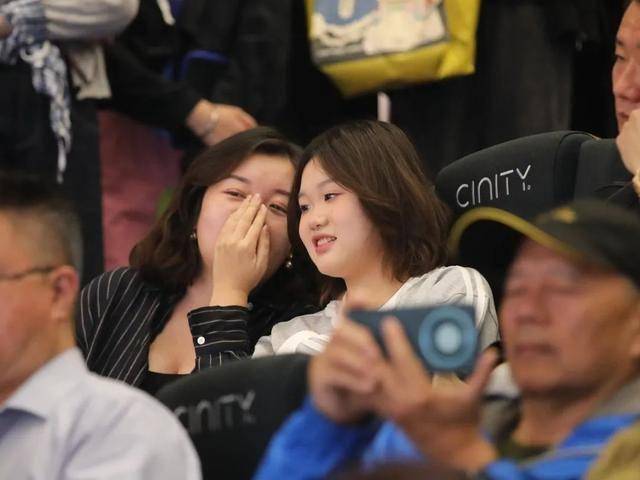 女孩走上10米跳台CQ9电子游戏平台(图2)