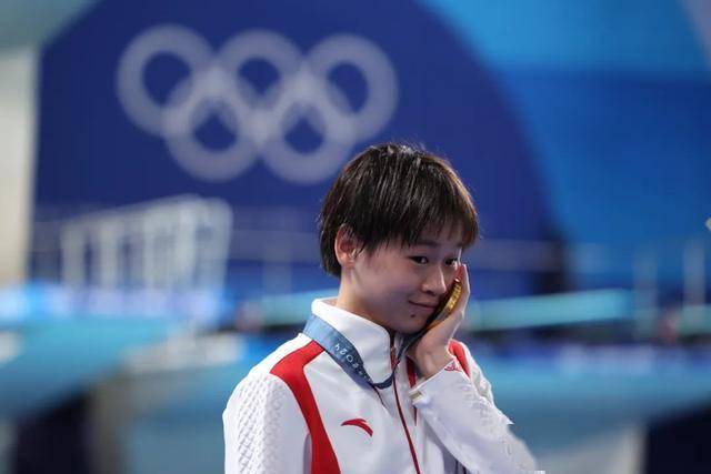 女孩走上10米跳台CQ9电子游戏平台(图7)