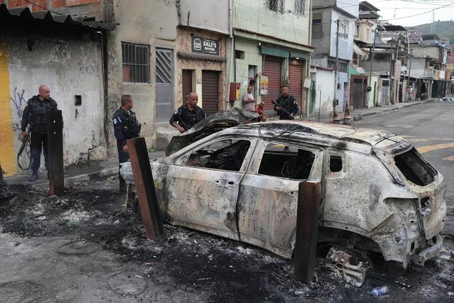 察围剿121人死亡毒贩无人机扔炸弹头号头目逃脱CQ9电子游戏巴西最致命反毒行动：2500名警(图4)